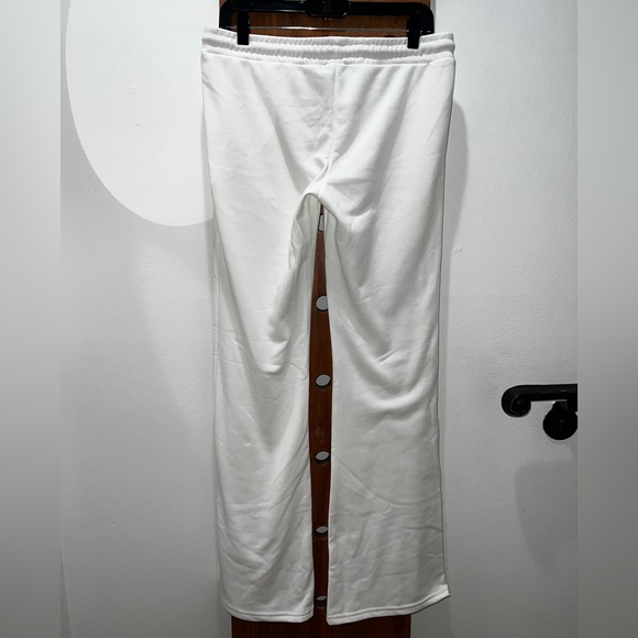 ๐ Edikted Cruz Low Rise Flared Sweatpants - Picture 4 of 9